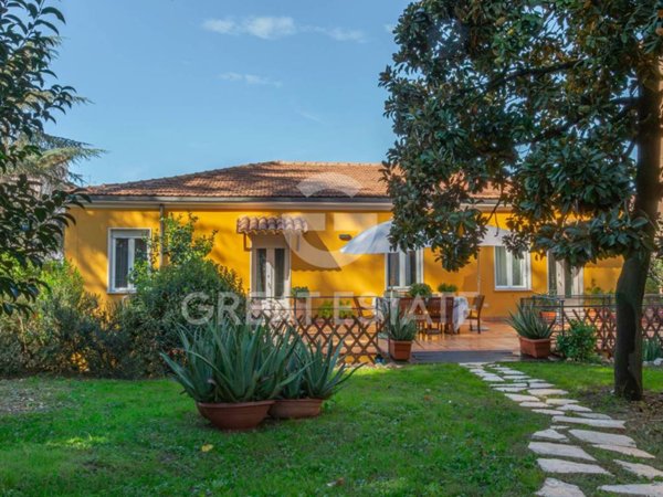 casa indipendente in vendita a Spoleto