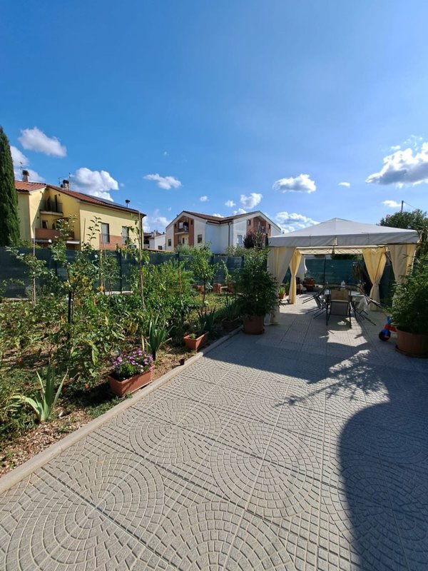 casa indipendente in vendita a Spoleto