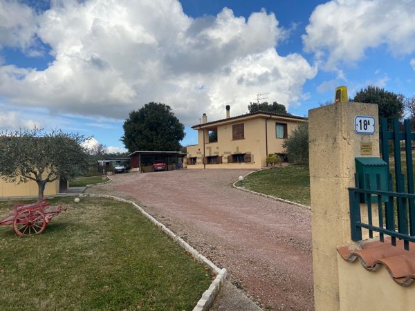 casa indipendente in vendita a Spoleto
