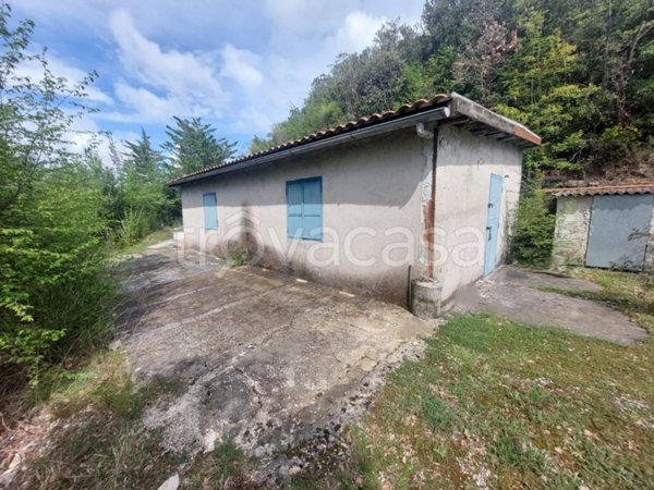 locale commerciale in vendita a Spoleto in zona Strettura