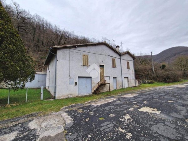casa indipendente in vendita a Spoleto in zona Pompagnano