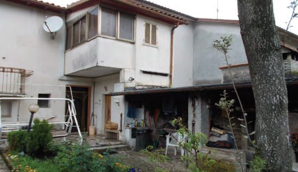 appartamento in vendita a Spoleto in zona Crocemarroggia