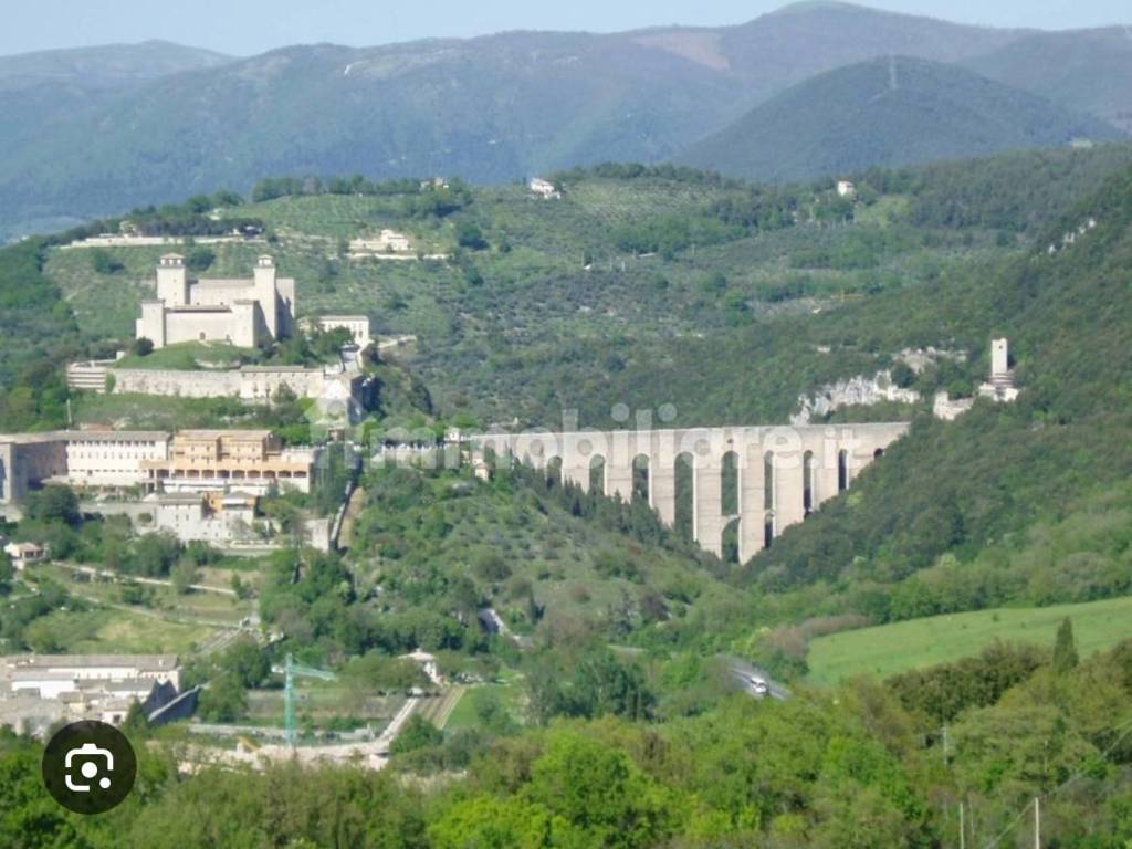 intera palazzina in vendita a Spoleto in zona Pompagnano