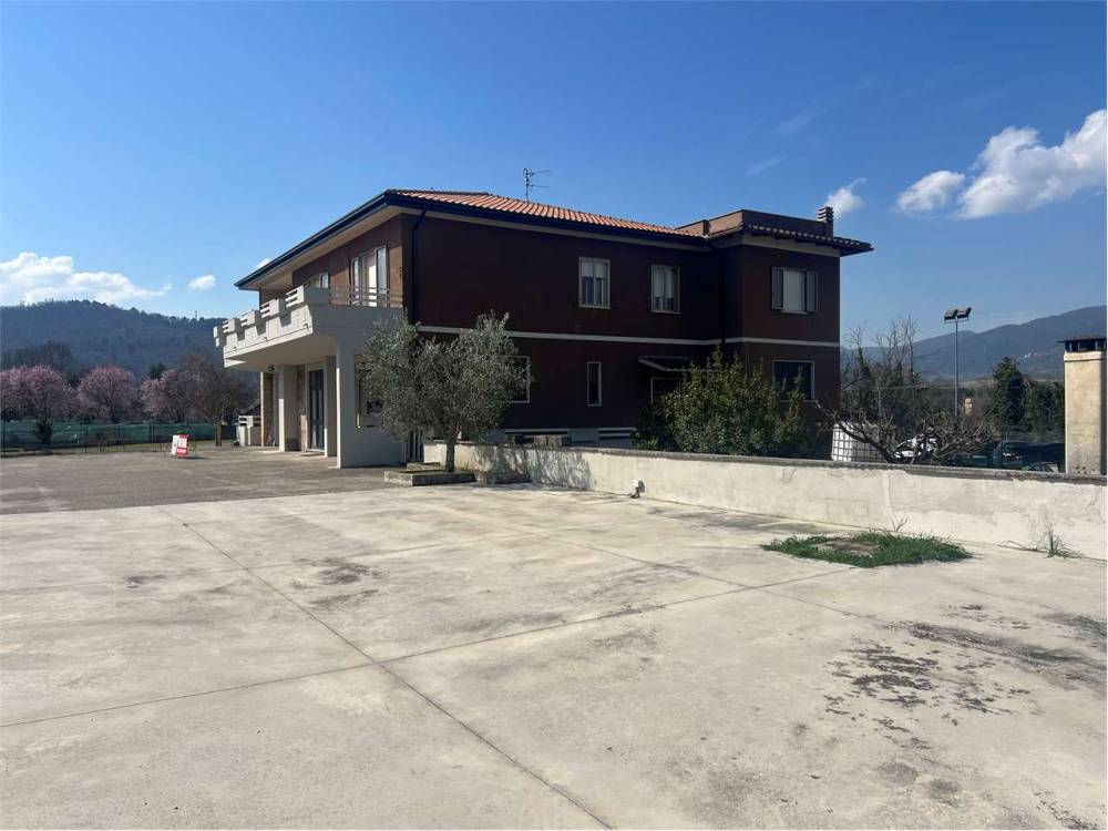 locale commerciale in vendita a Spoleto in zona Baiano