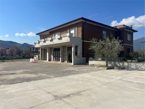 locale commerciale in vendita a Spoleto in zona Baiano