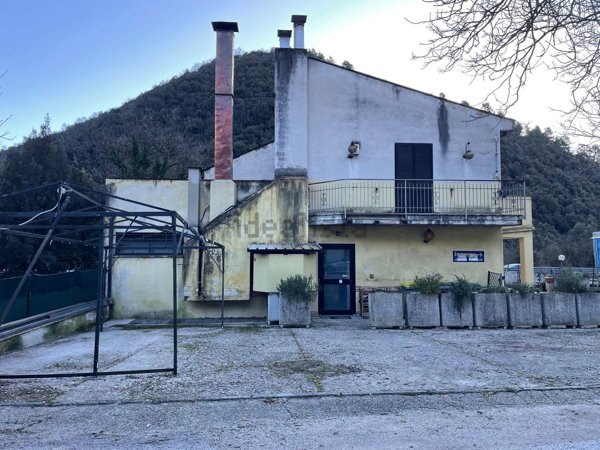 locale commerciale in vendita a Spoleto
