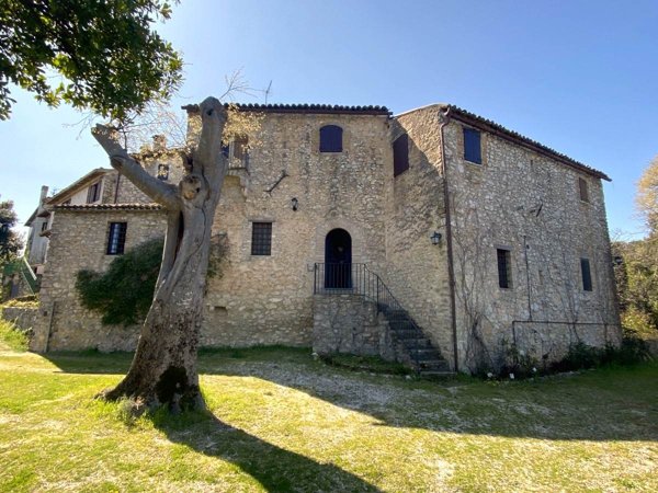 casa indipendente in vendita a Spoleto