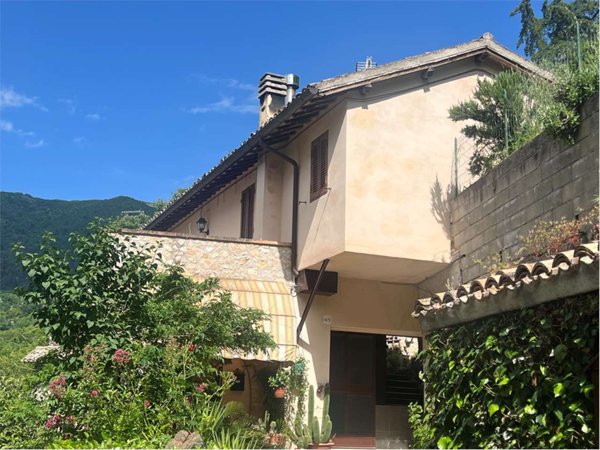 casa indipendente in vendita a Spoleto in zona Bazzano Inferiore