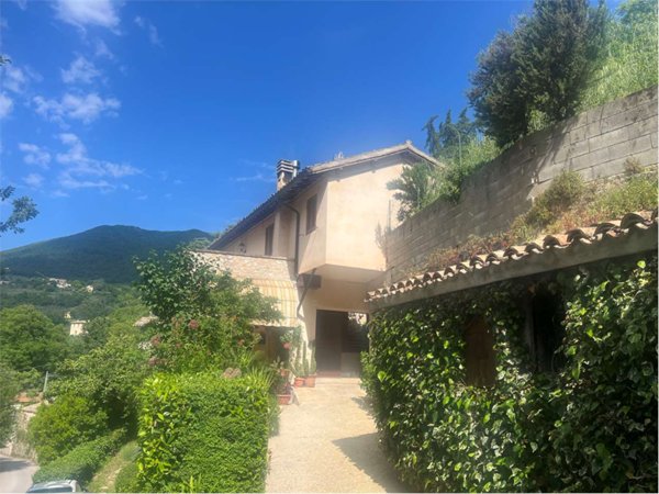 casa indipendente in vendita a Spoleto in zona Bazzano Inferiore
