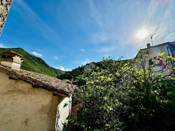 casa indipendente in vendita a Spoleto in zona Pompagnano