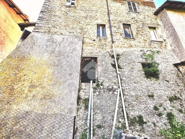 casa indipendente in vendita a Spoleto in zona Pompagnano