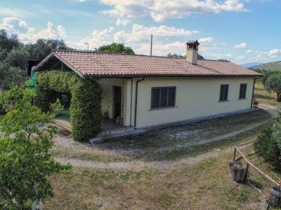 casa indipendente in vendita a Spoleto