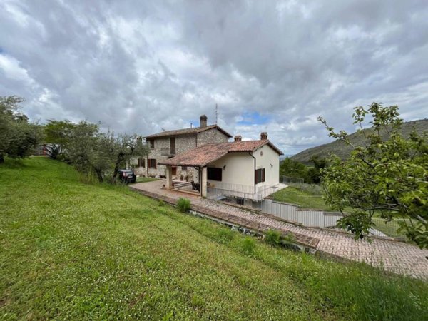casa indipendente in vendita a Spoleto in zona Vallocchia