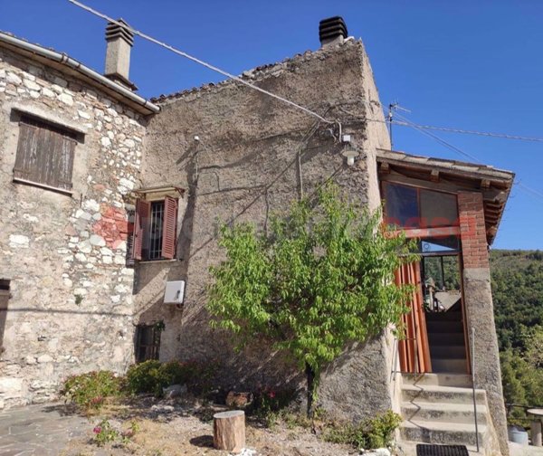 casa indipendente in vendita a Spoleto