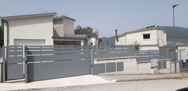 casa indipendente in vendita a Spoleto
