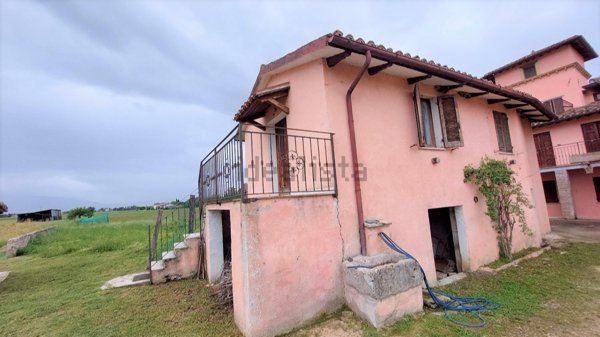 casa indipendente in vendita a Spoleto