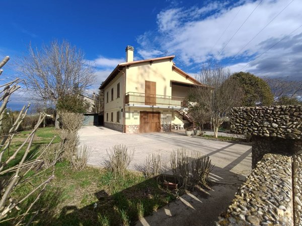 casa indipendente in vendita a Spoleto