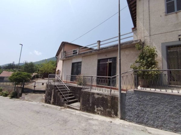 casa indipendente in vendita a Spoleto in zona Uncinano