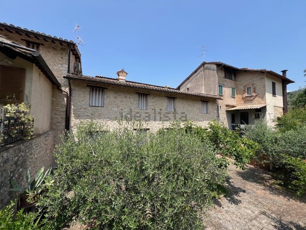 casa indipendente in vendita a Spoleto in zona Eggi