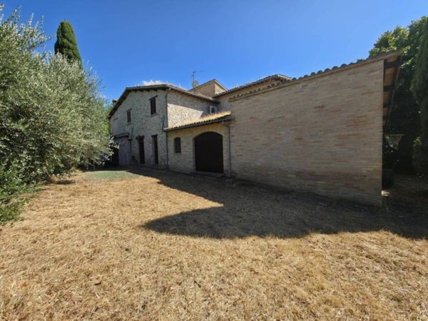 casa indipendente in vendita a Spoleto