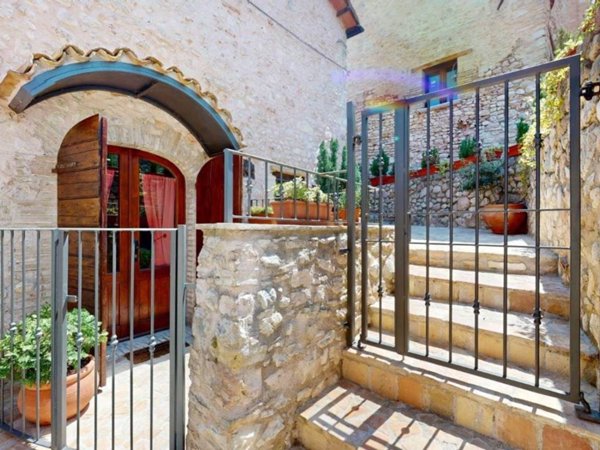casa indipendente in vendita a Spoleto in zona Poreta