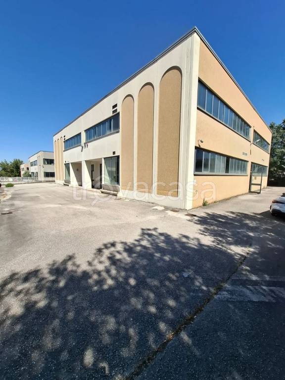 locale commerciale in vendita a Spoleto