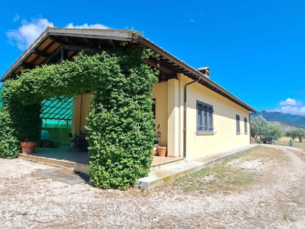 casa indipendente in vendita a Spoleto in zona Vallocchia