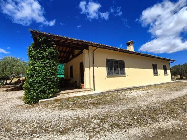 casa indipendente in vendita a Spoleto in zona Eggi