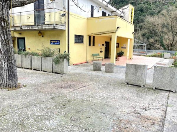 negozio in vendita a Spoleto in zona Strettura