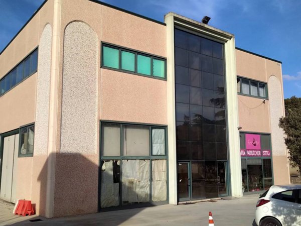 locale commerciale in vendita a Spoleto