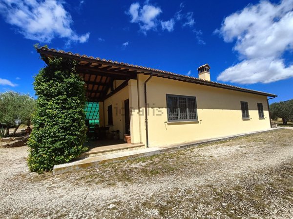 casa indipendente in vendita a Spoleto in zona Bazzano Superiore