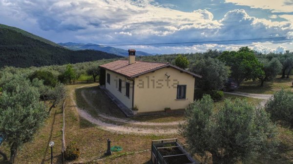 casa indipendente in vendita a Spoleto