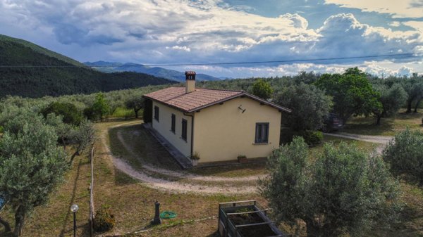 casa indipendente in vendita a Spoleto