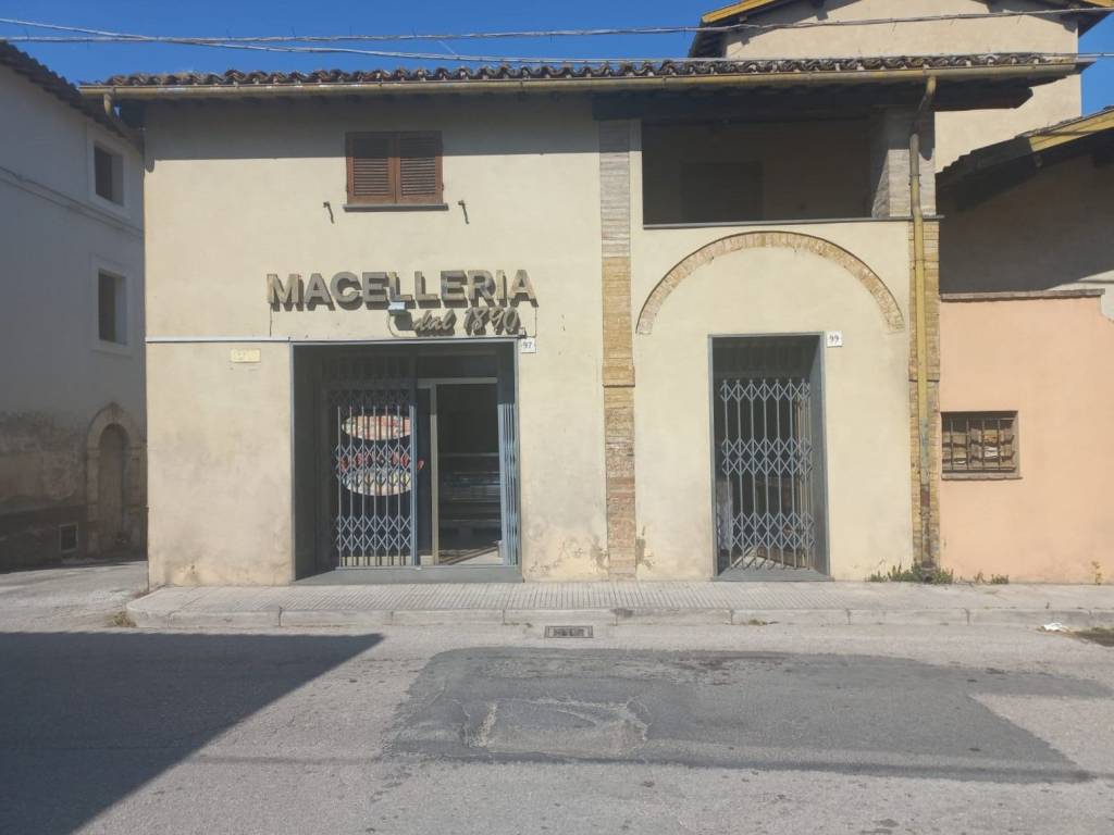 negozio in vendita a Spoleto in zona San Giacomo
