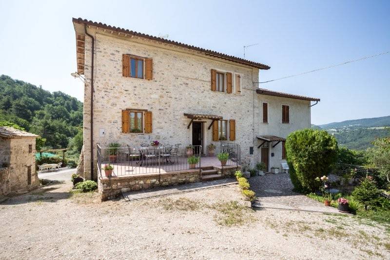 casa indipendente in vendita a Spoleto in zona Strettura