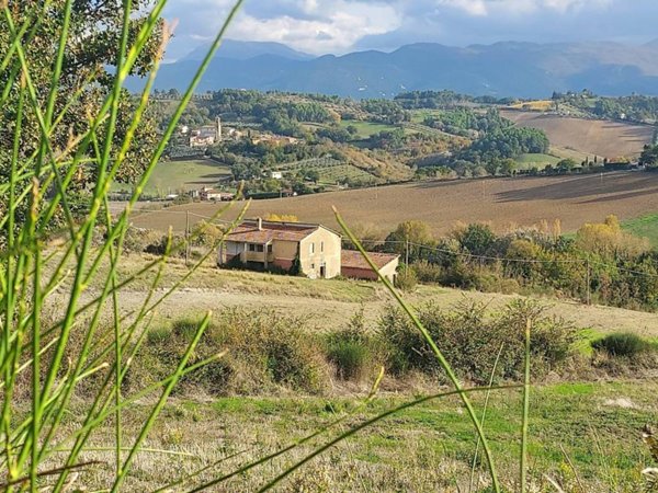 casa indipendente in vendita a Spoleto in zona Uncinano