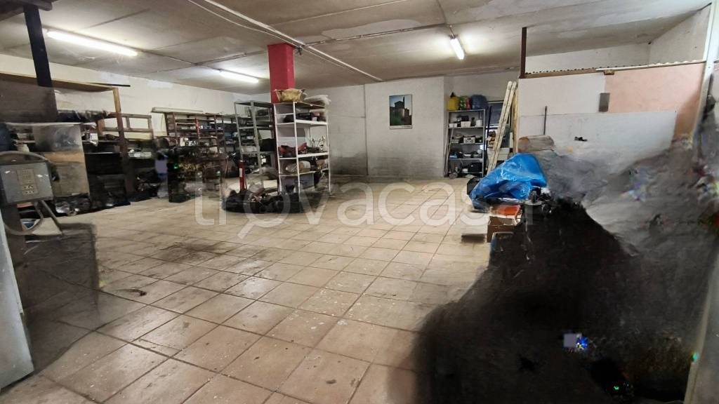 locale commerciale in vendita a Spoleto