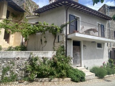 casa semindipendente in vendita a Spoleto in zona Vallocchia