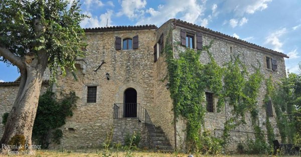 casa indipendente in vendita a Spoleto