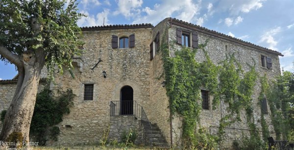 casa indipendente in vendita a Spoleto