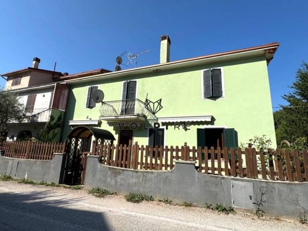 casa indipendente in vendita a Spoleto in zona Baiano
