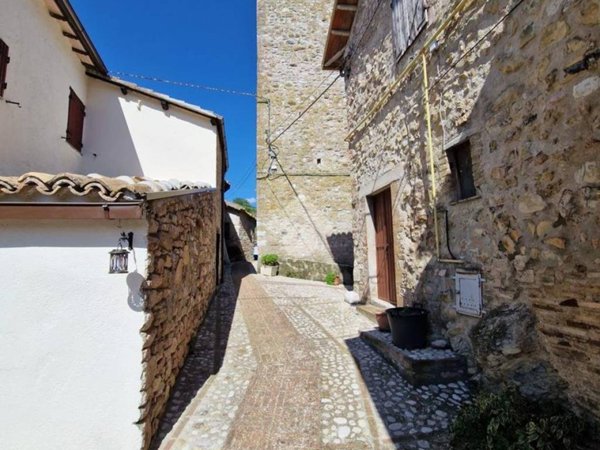 casa indipendente in vendita a Spoleto in zona Baiano