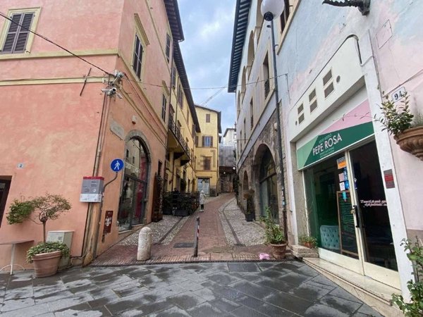 locale commerciale in vendita a Spoleto