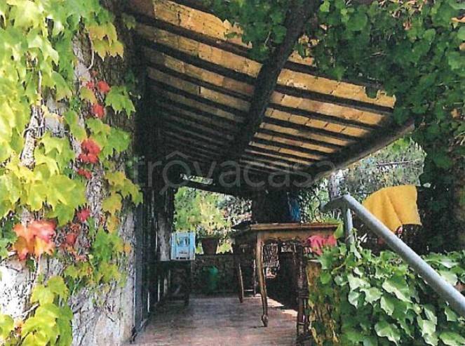 casa indipendente in vendita a Spoleto in zona Vallocchia