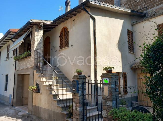 appartamento in vendita a Spoleto in zona Beroide