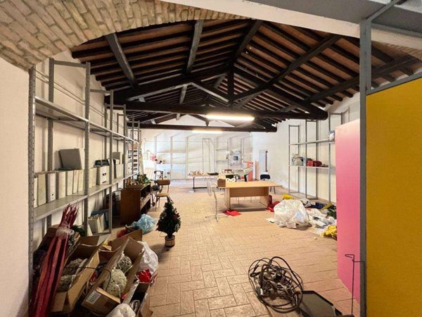 locale di sgombero in vendita a Spoleto