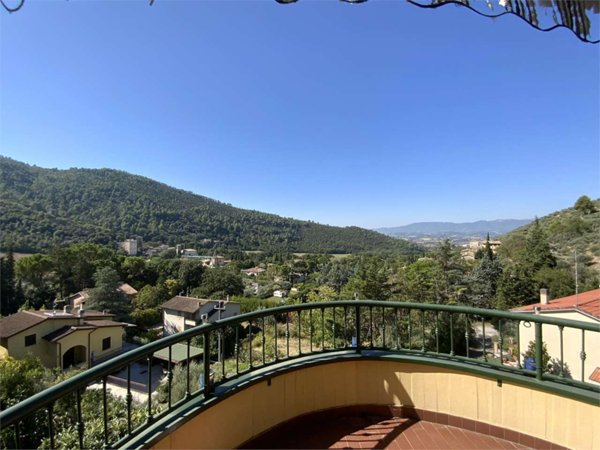 casa indipendente in vendita a Spoleto
