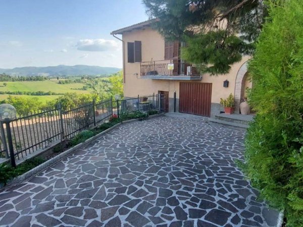 casa indipendente in vendita a Spoleto