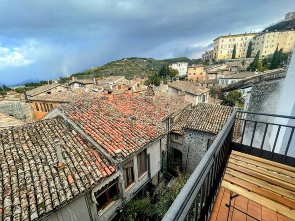 casa indipendente in vendita a Spoleto