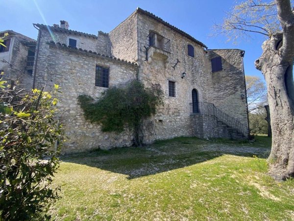 casa indipendente in vendita a Spoleto